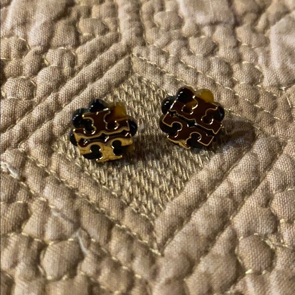 ⭐️NWT⭐️TORY BURCH HEX-LOGO STUD EARRINGS - Picture 5 of 5